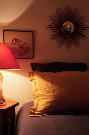 Iron/ironing board, WiFi, bed sheets