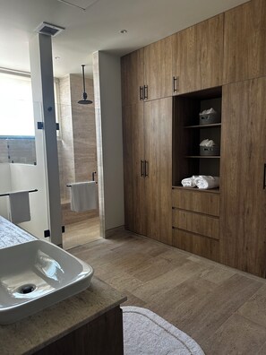 Une salle de bain moderne avec une baignoire sur pieds, des meubles en bois et un porte-serviettes.