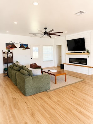 Smart TV, fireplace - Summit Nocturne - Large 4 Bedroom 3 Bath House in Rose District Downtown (Broken Arrow)