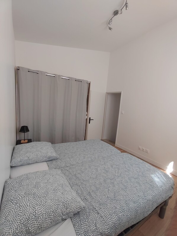 2 chambres, fer et planche à repasser, accès à Internet, literie fournie