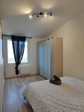 2 chambres, fer et planche à repasser, accès Internet, draps fournis