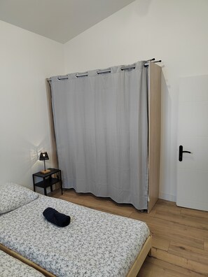 2 bedrooms, iron/ironing board, Internet, bed sheets