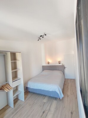 2 chambres, fer et planche à repasser, accès à Internet, literie fournie