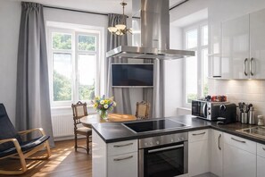 Unclassified image, 3 of 41, button