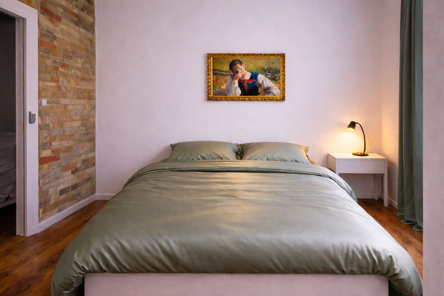 2 bedrooms, iron/ironing board, internet, bed sheets