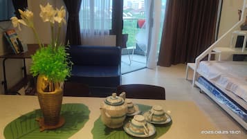 Quadruple Room, City View | Living area