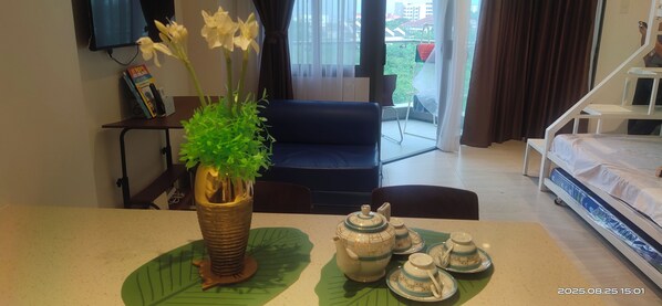 Quadruple Room, City View | Living area