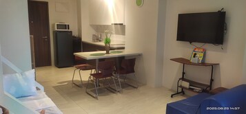 Quarto quádruplo, vista para a cidade | Área de estar