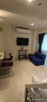 Quarto quádruplo, vista para a cidade | Área de estar