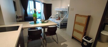 Quarto quádruplo, vista para a cidade | Área de estar