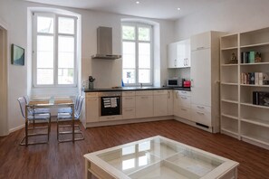 Unclassified image, 5 of 44, button