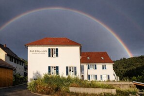 Unclassified image, 3 of 44, button