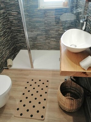 Douche, sèche-cheveux, serviettes fournies, papier toilette