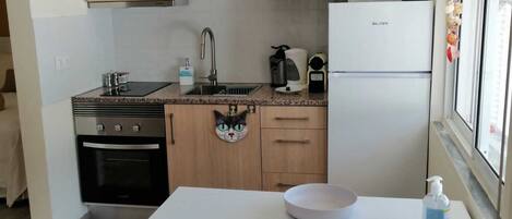 Micro-ondes, four, plaque de cuisson