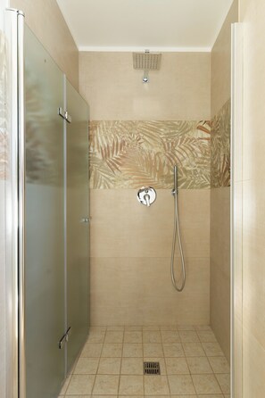 Haartrockner, Bidet, Handtücher, Seife