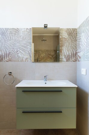 Haartrockner, Bidet, Handtücher, Seife