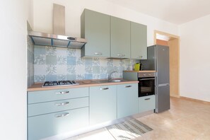 Fridge, oven, stovetop, cookware/dishes/utensils