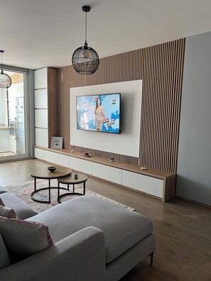 Smart TV, books - Modern 2BR with Balcony & Hill View • Bus to Center•Fast Internet in Tirana (Tiranë)