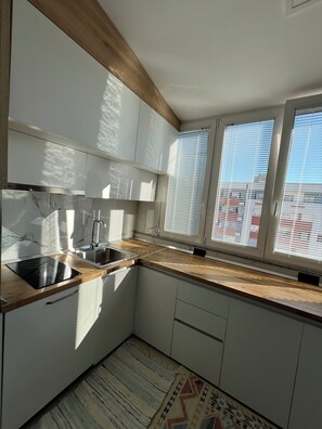 Fridge, oven, dishwasher, coffee/tea maker - Modern 2BR with Balcony & Hill View • Bus to Center•Fast Internet in Tirana (Tiranë)