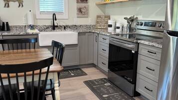 Microondas, horno, placa de cocina y lavavajillas