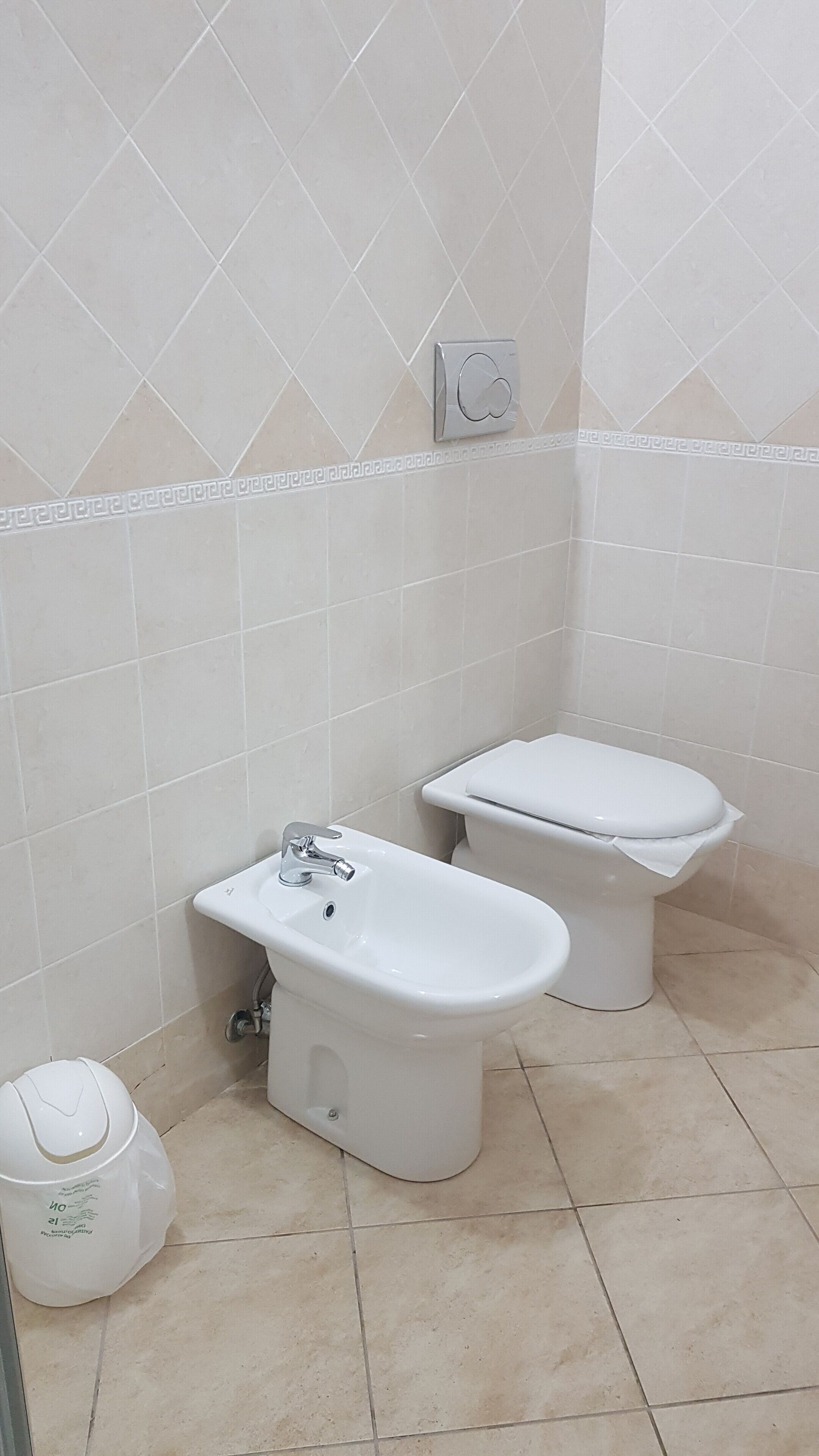 Dusch, hårtork, bidé och handdukar