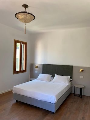 In-room safe, free WiFi