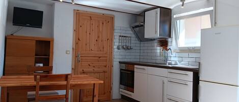 Een koelkast, een oven, een kookplaat, een vaatwasser