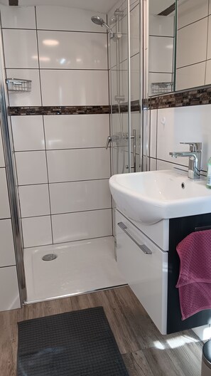 Een douche, een haardroger, handdoeken, zeep