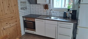 Frigorífico, horno, placa de cocina y lavavajillas