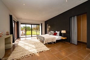 5 bedrooms, iron/ironing board, WiFi, bed sheets