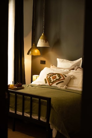 5 bedrooms, iron/ironing board, WiFi, bed sheets