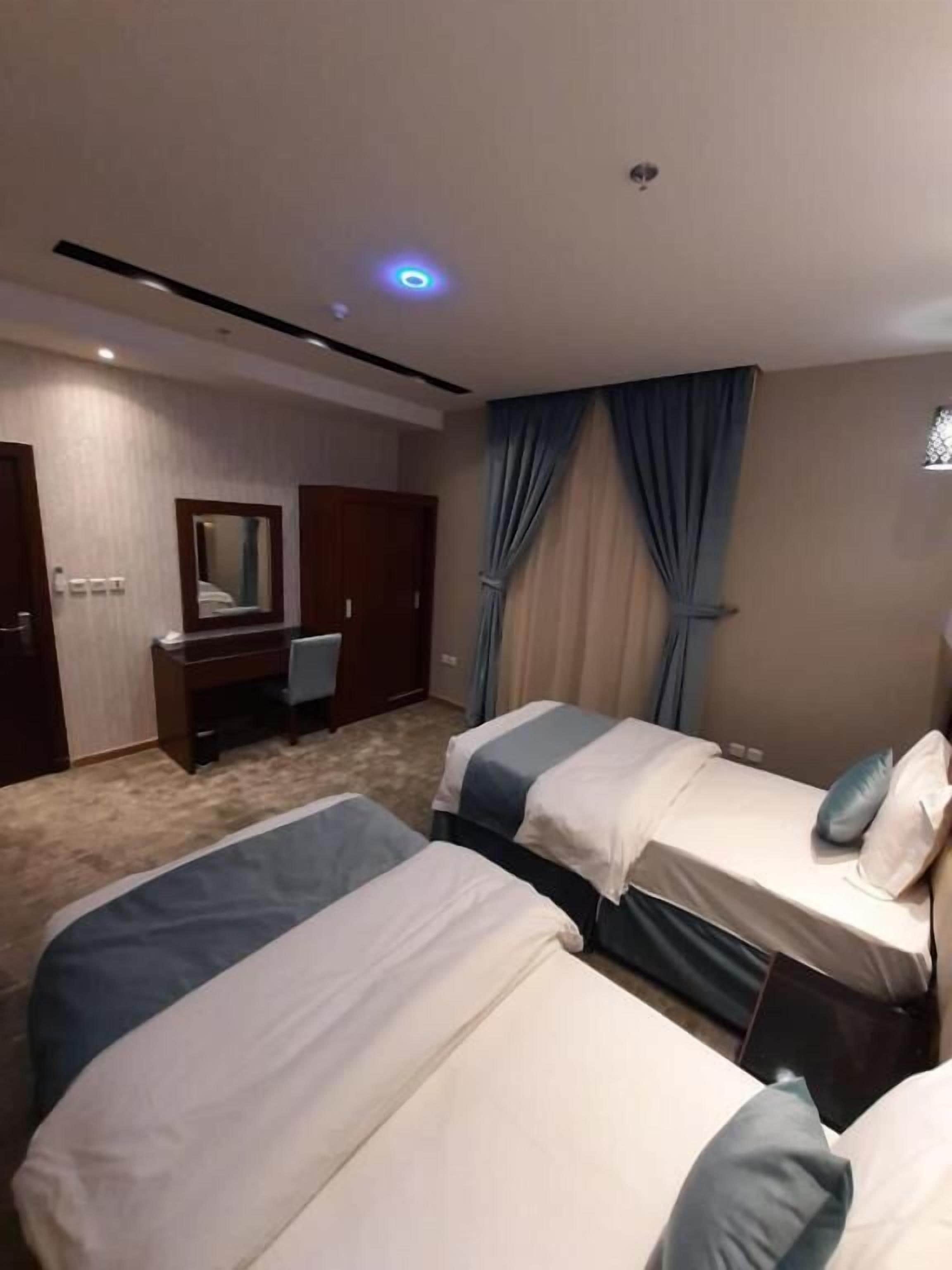 Habitación superior con 2 camas individuales | Caja de seguridad en la habitación, cortinas blackout y insonorización 