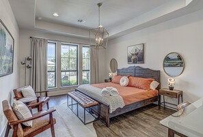 6 bedrooms, desk, iron/ironing board, travel crib