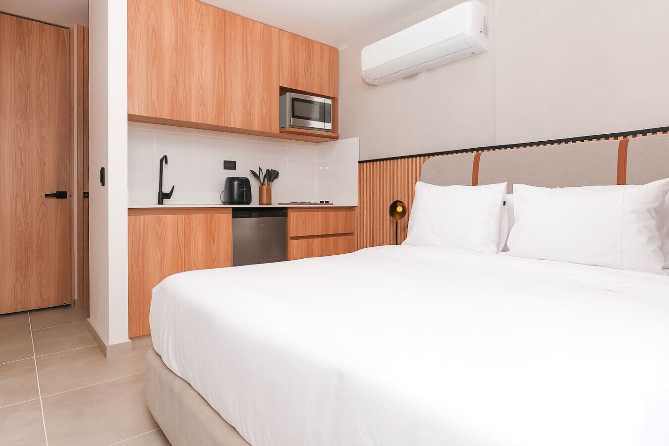 Schreibtisch, Bügeleisen/Bügelbrett, Reisekinderbett, WLAN