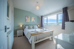 3 bedrooms, iron/ironing board, internet, bed sheets