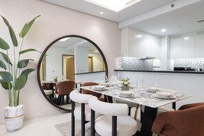 Dining - Amazing Burj Khalifa View - 64th Floor Infinity Pool - 2BR (Dubai)