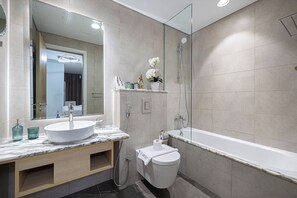Shower, hair dryer, bidet, towels - Amazing Burj Khalifa View - 64th Floor Infinity Pool - 2BR (Dubai)