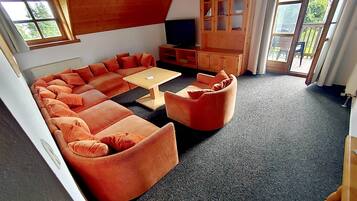 Fernseher, Tischfußball, Tischtennisplatte