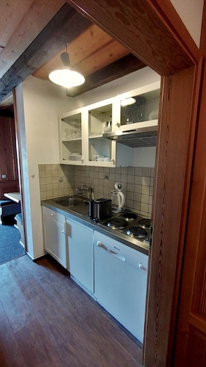 Jääkaappi, mikroaaltouuni, uuni, liesi