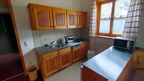 ثلاجة، ميكروويف، فرن، موقد طهي مسطح