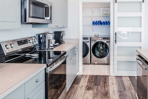 Microondas, horno, parrilla de estufa y lavavajillas 