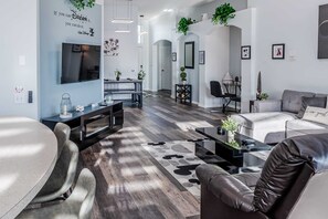 Televisión y chimenea 