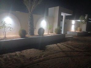 المنطقة المحيطة بالمنشأة