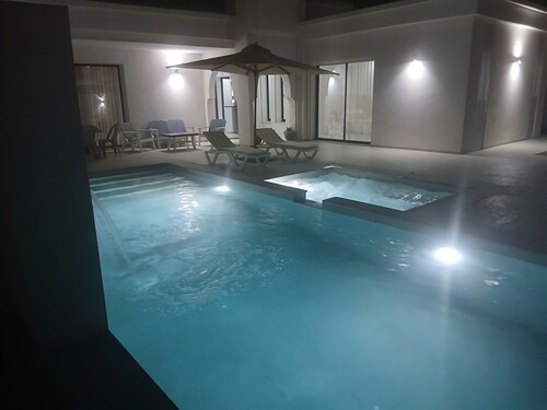 Villa de rêve à DJERBA avec piscine et jacuzzi à 5min de la mer et centre ville