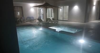 Villa de rĂȘve Ă DJERBA avec piscine et jacuzzi Ă 5min de la mer et centre ville
