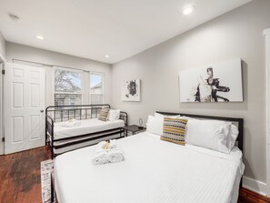 2 bedrooms, iron/ironing board, free WiFi, bed sheets