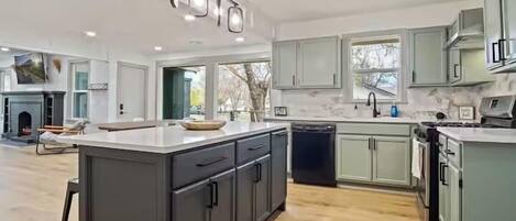 Réfrigérateur, micro-ondes, four, plaque de cuisson