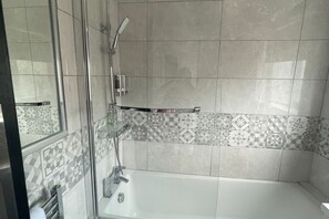 Shower, towels - London Luxe Apartment With 3 Bedrooms (London)