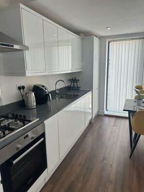 Fridge, microwave, oven, stovetop - London Luxe Apartment With 3 Bedrooms (London)
