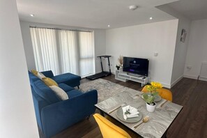 Living area - London Luxe Apartment With 3 Bedrooms (London)